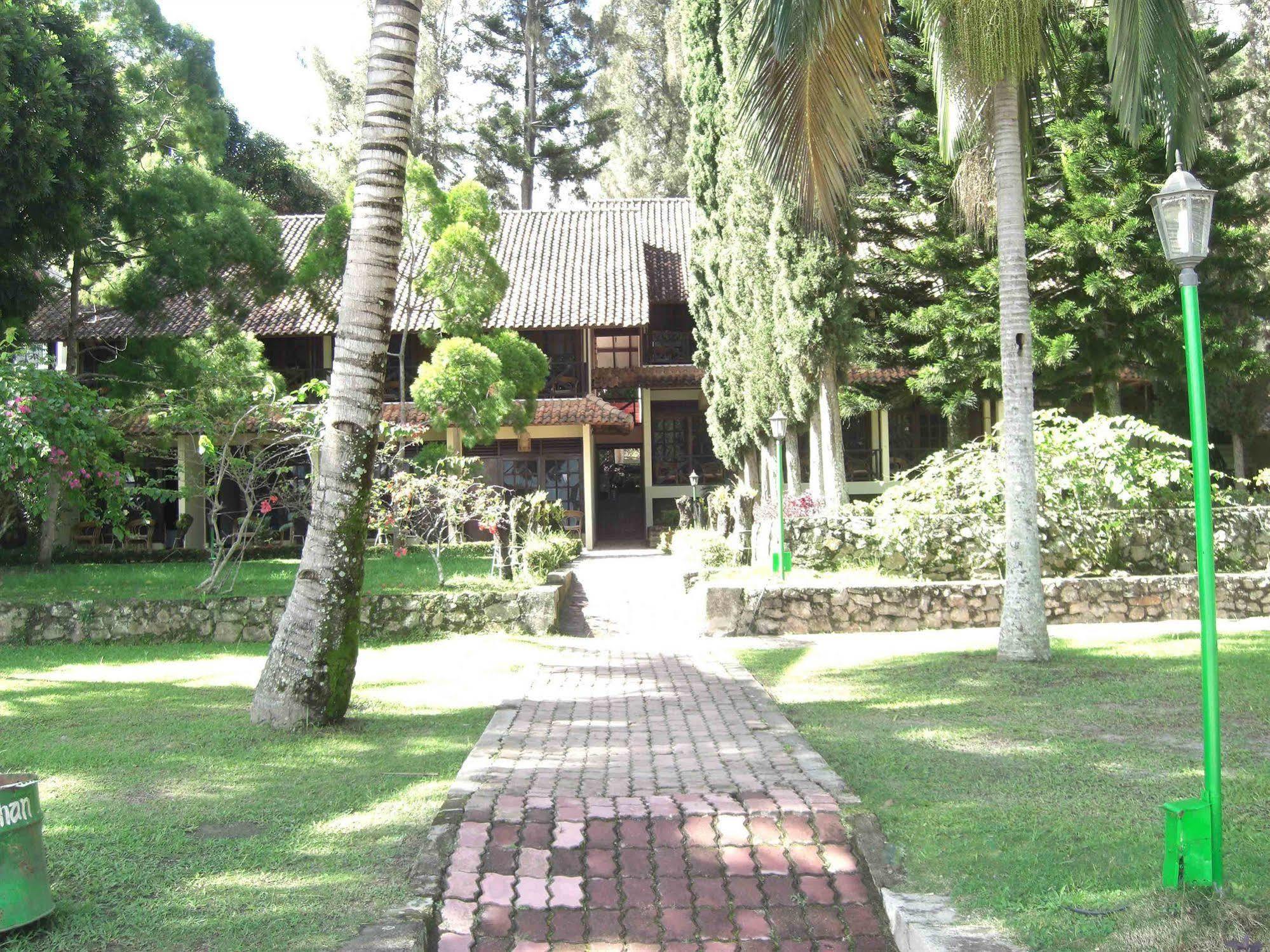 Hotel Pandu Lakeside Tuktuk Exterior foto